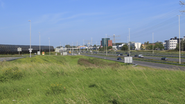 901802 Gezicht op de A2 naar het noordwesten, vanaf het fietspad langs de Soestwetering naar het Lageweideviaduct te Utrecht.